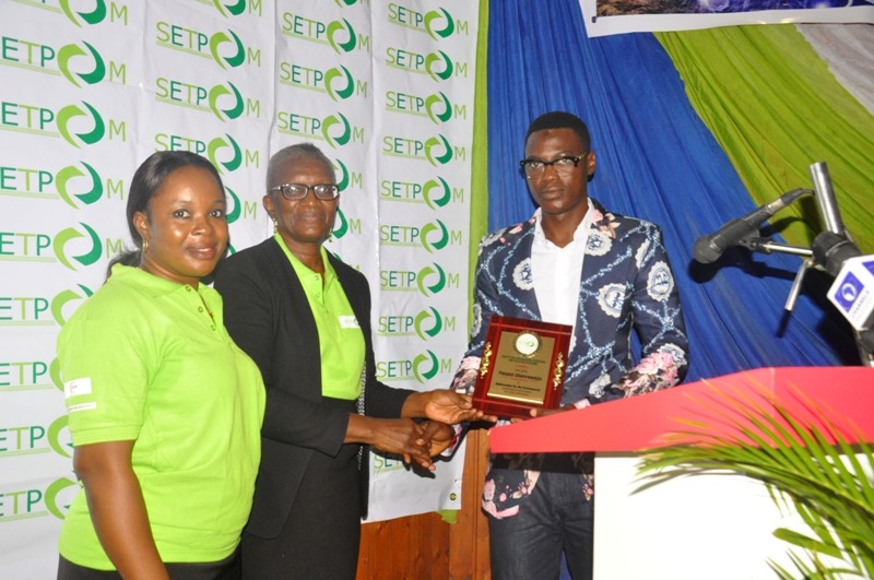 Presentation of a recognition plaque during the E-Squad launch